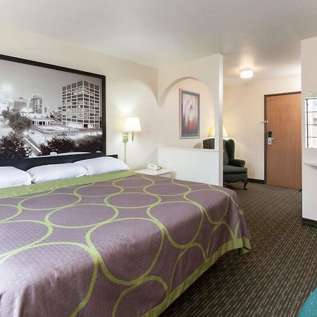 Super 8 By Wyndham Tulsa/Downtown/East 호텔 외부 사진