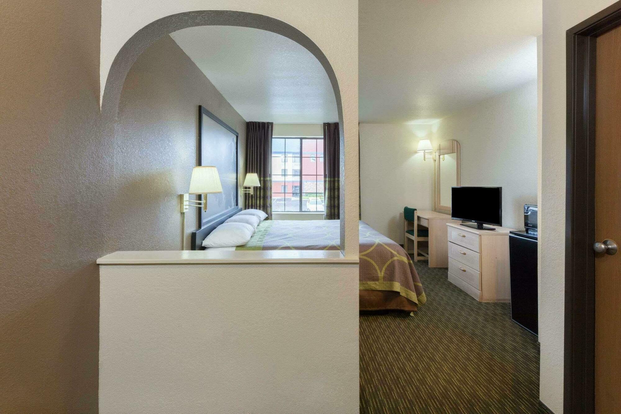 Super 8 By Wyndham Tulsa/Downtown/East 호텔 외부 사진